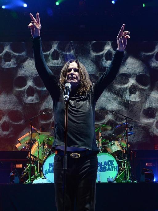 Ozzy Osbourne steht während eines Black Sabbath Konzertes im Madison Square Garden in New York auf der Bühne.