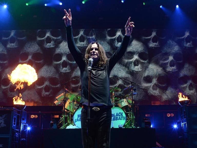 Ozzy Osbourne steht während eines Black Sabbath Konzertes im Madison Square Garden in New York auf der Bühne.