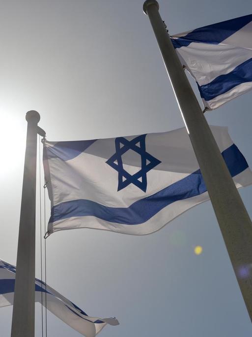 Israelische Staatsfahnen wehen am 20.03.2014 in Jerusalem vor der Knesset, dem israelischen Parlamentsgebäude. Foto: Marc Tirl/dpa | Verwendung weltweit