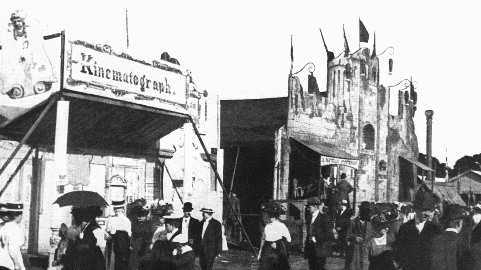 Im Jahr 1910: Auf einem Volksfest auf der Festwiese in Berlin-Schönholz steht ein Kinematograf - ein Vorläufer des Kinos - des Bioskop-Erfinders Max Sklaranowsky.