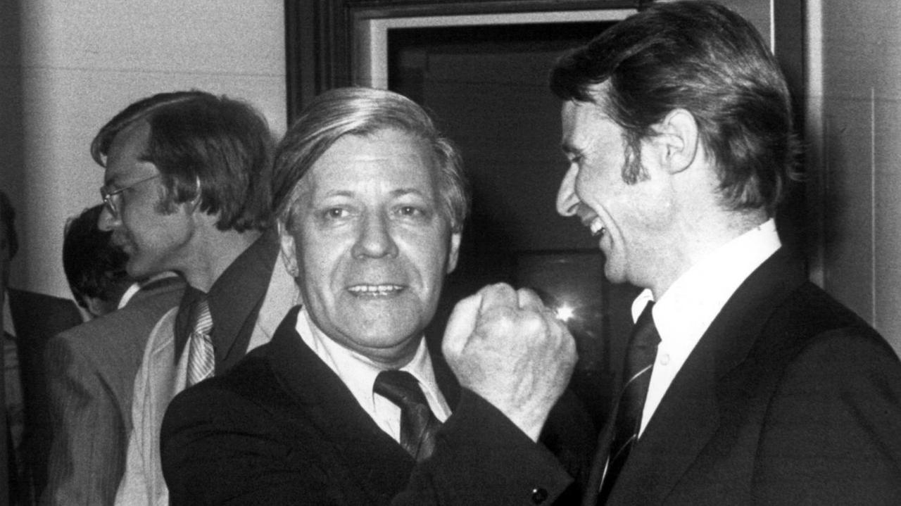 Der damalige Bundeskanzler Helmut Schmidt (l) und der damalige Hamburger Bürgermeister Hans-Ulrich Klose freuen sich über das Ergebnis bei den Hamburger Bürgerschaftswahlen am 4. Juni 1978.