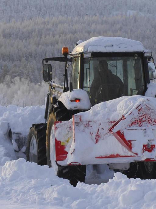 Traktor beim Schneeräumen, Ylläs, Lappland, Finnland, Europa.