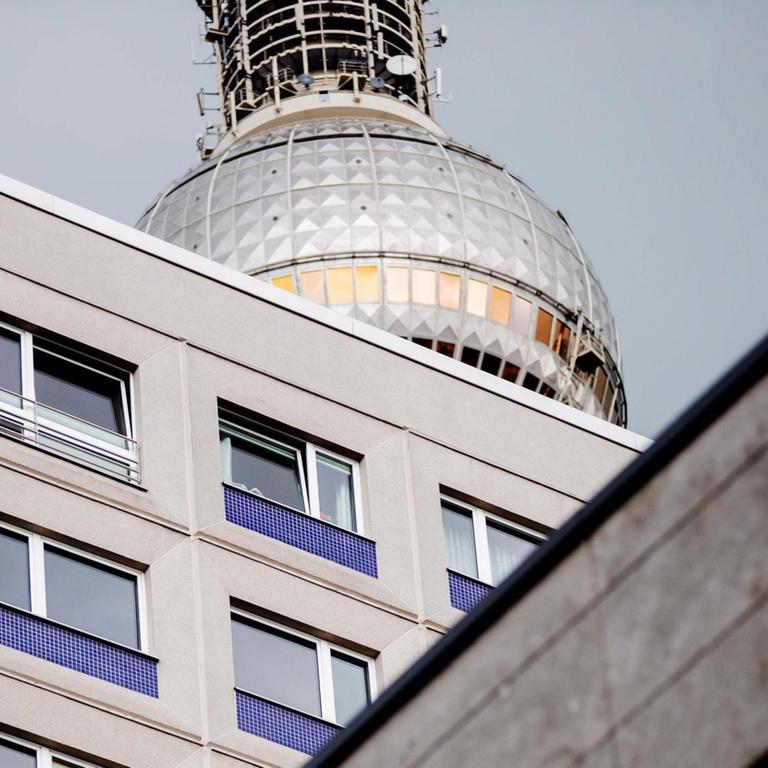 Verschiedene Wohnhäuser stehen nahe dem Alexanderplatz in Berlin. Verschiedene Wohnhäuser stehen nahe dem Alexanderplatz in Berlin.