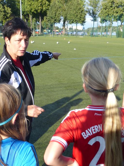 Sabine Seidel - die frühere Star-Spielerin des DDR-Frauenfußballs, arbeitet heute als Trainerin.