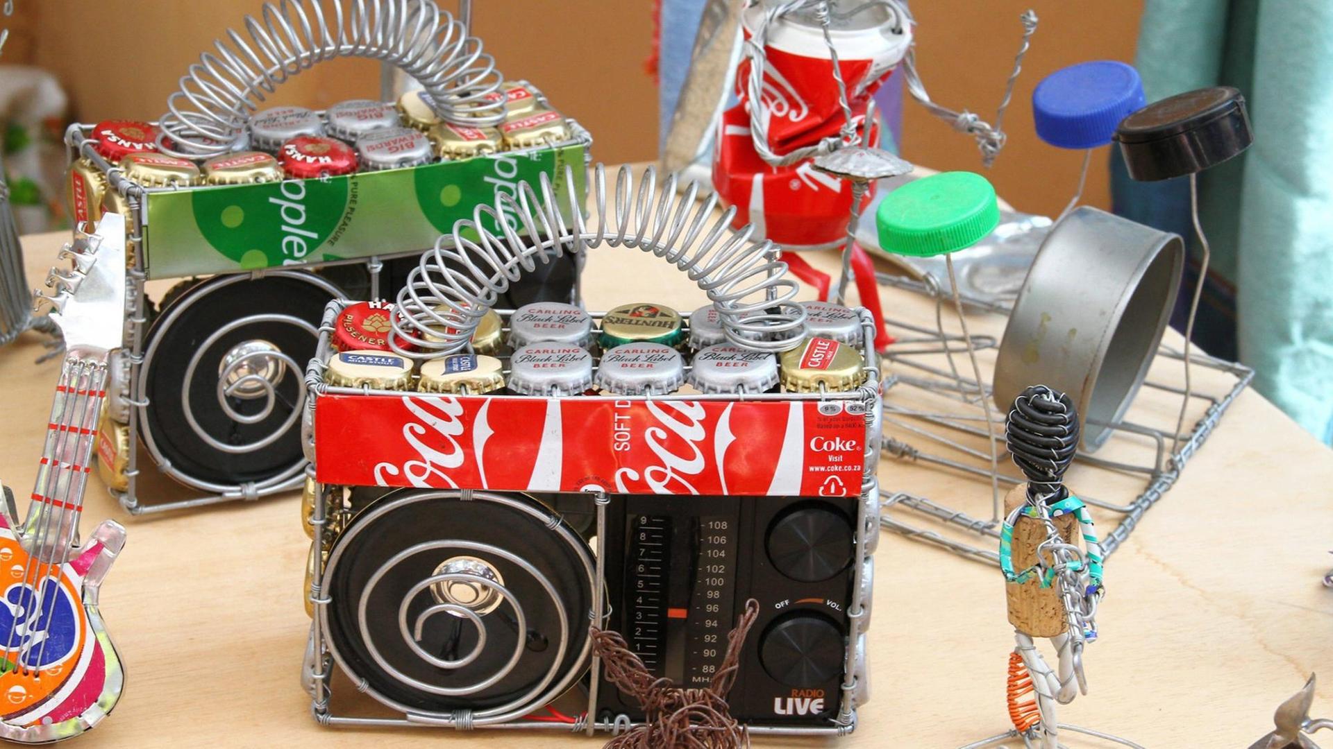 In Afrika hergestellte Radios aus Getränkedosen am Hippiemarkt in Punta Arabi auf Ibiza