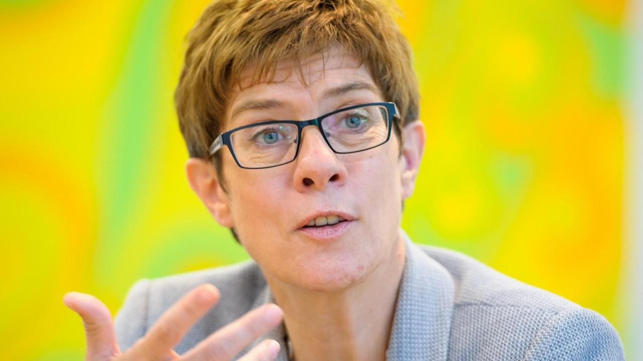 Saarländische Ministerpräsidentin Kramp-Karrenbauer im Gespräch mit der Deutschen Presse-Agentur
