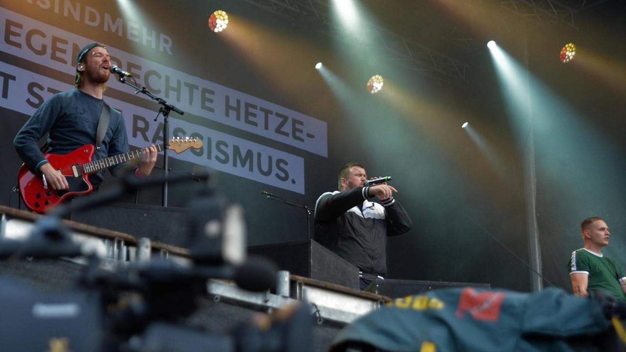 Die Punkband "Feine Sahne Fischfilet" bei einem Konzertauftritt in Chemnitz