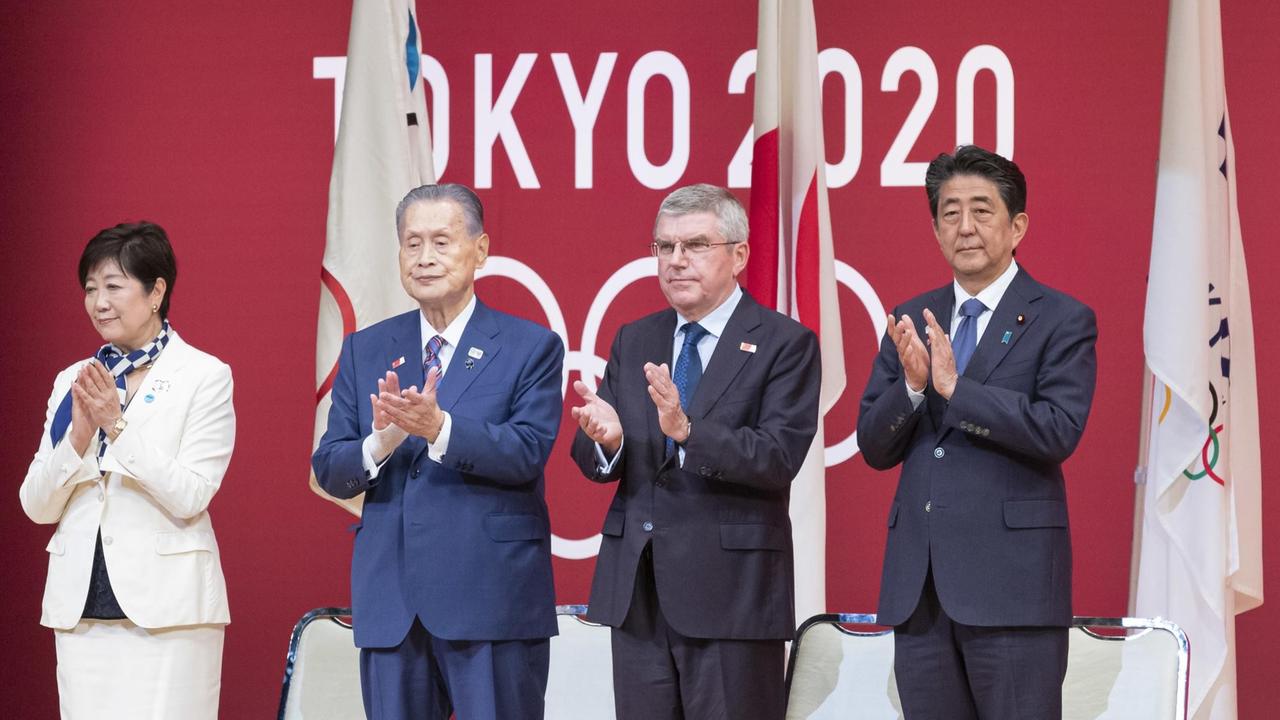 Der Gouverneur von Tokio, Yuriko Koike, der Präsident von Tokio 2020, Yoshiro Mori, der Präsident des IOC, Thomas Bach, und der japanische Premierminister, Shinzo Abe, nehmen an der Zeremonie "One Year to Go" für die Olympischen Spiele von Tokio 2020 teil.