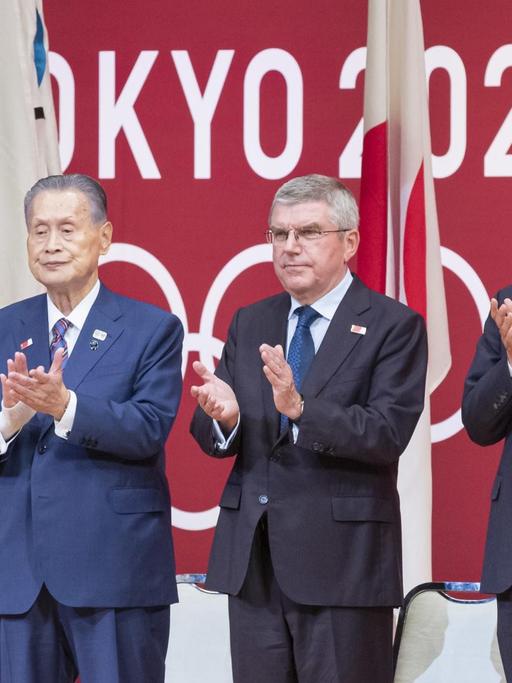 Der Gouverneur von Tokio, Yuriko Koike, der Präsident von Tokio 2020, Yoshiro Mori, der Präsident des IOC, Thomas Bach, und der japanische Premierminister, Shinzo Abe, nehmen an der Zeremonie "One Year to Go" für die Olympischen Spiele von Tokio 2020 teil.