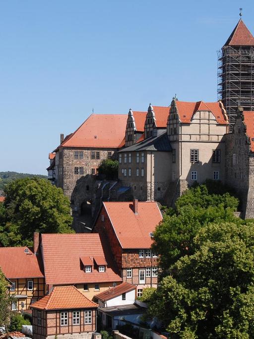 Blick auf das Schloss Quedlinburg mit zur Zeit eingerüsteten Türmen, aufgenommen am 13.06.2009. Über 1.200 Fachwerkhäuser aus sechs Jahrhunderten, der mittelalterliche Stadtgrundriss, Kirchen und Zeugnisse der Romanik sind in der historischen Stadt am Rande des Harz zu finden. Foto: A. Engelhardt +++(c) dpa - Report+++ | Verwendung weltweit