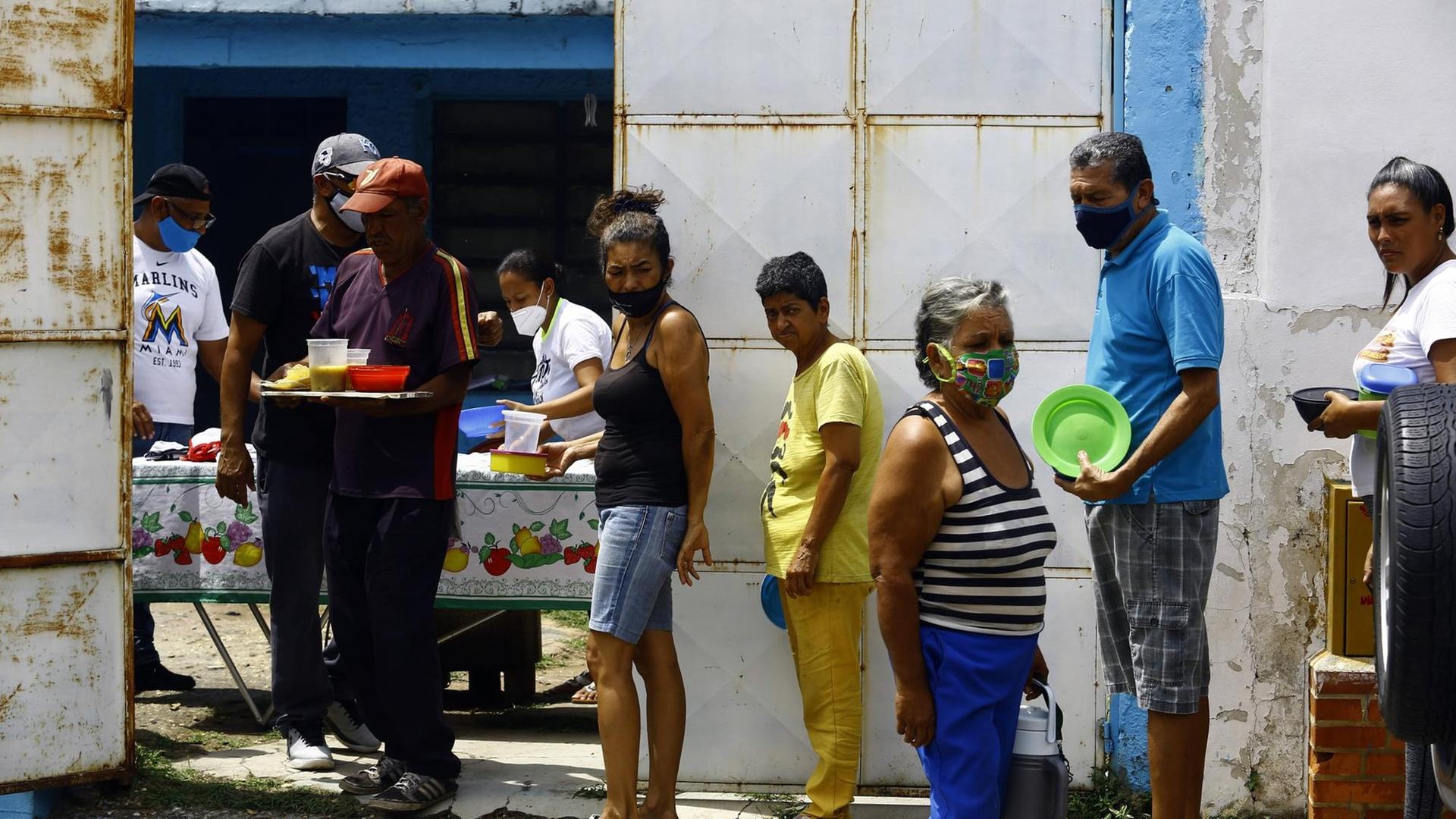 Menschen stehen Schlange für ein Essen: Nachbarn unterstützen bedürftige, ältere Menschen, aufgenommen am 17. Oktober 2020 in Valencia, Carabobo, Venezuela.