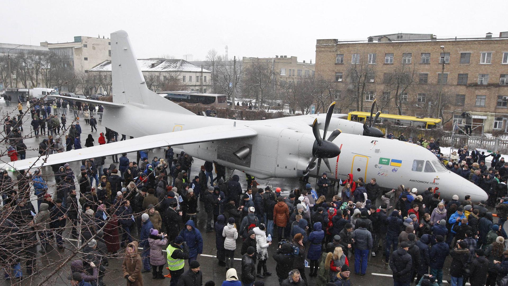 Die neue Transportflugzeug AN-132D bei der Präsentation in den Antonow-Werken am 20. Dezember 2016 in Kiew