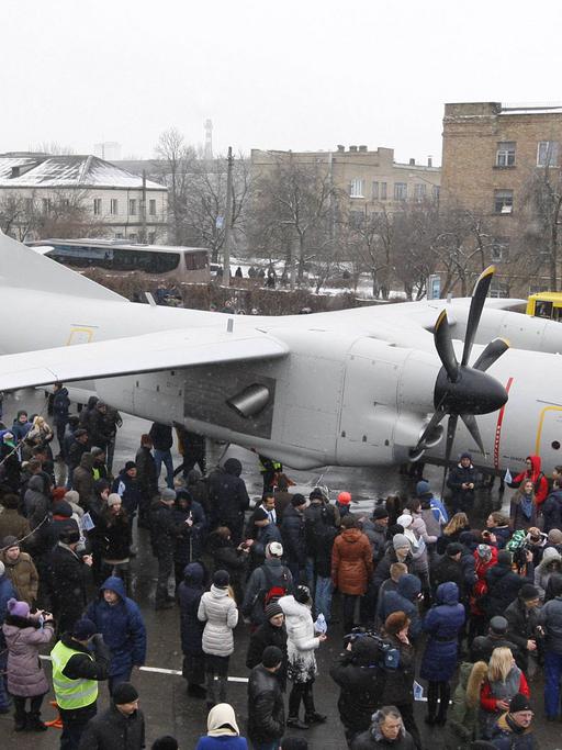 Die neue Transportflugzeug AN-132D bei der Präsentation in den Antonow-Werken am 20. Dezember 2016 in Kiew