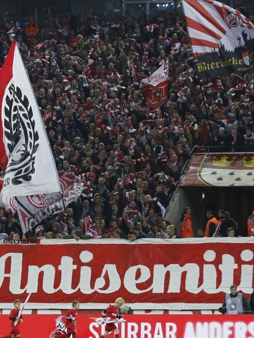 Kölner Fußballfans halten ein großes Plakat mit der Aufschrift "Gegen Antisemitismus" hoch - im Spiel zwischen dem 1. FC Koeln und HSV Hamburg in der Saison 2016/2017.