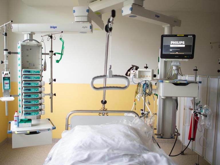 Ein leeres Bett steht in der Intensivstation des Prosper Hospitals in Recklinghausen. Durch die Ausbreitung des Coronavirus und die Zunahme der Fallzahlen werden derzeit bundesweit Eingriffe verschoben und die Intensivbettenkapazität aufgestockt.