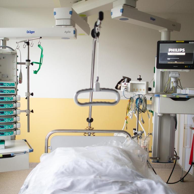 Ein leeres Bett steht in der Intensivstation des Prosper Hospitals in Recklinghausen. Durch die Ausbreitung des Coronavirus und die Zunahme der Fallzahlen werden derzeit bundesweit Eingriffe verschoben und die Intensivbettenkapazität aufgestockt.
