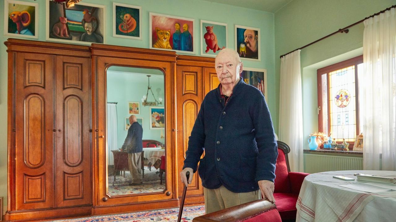 Günter Kuhnert fotografiet anläßlich seines neunzigsten Geburtstages in seiner Wohnung in Kaisborstel.