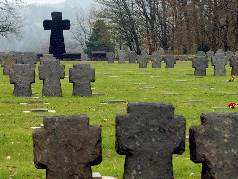 Der "Ehrenfriedhof Vossenack" am Dienstag (12.04.2005) in der Gemeinde Hürtgenwald in der Eifel. Hier tobte von September 1944 bis Februar 1945 die Schlacht im Hürtgenwald. Hier liegen 2.221 gefallene Deutsche unter ihnen 930 namentlich unbekannt.