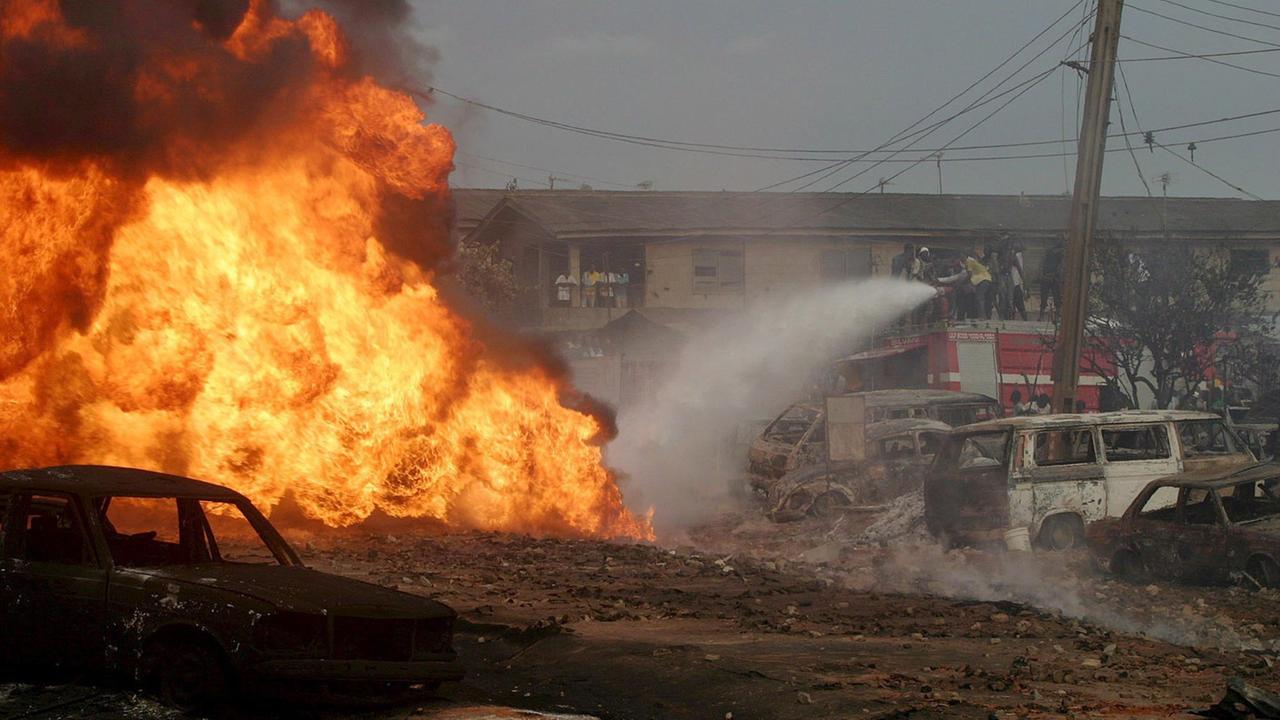 Ein Pipeline-Brand in Lagos, Nigeria, Mai 2008.