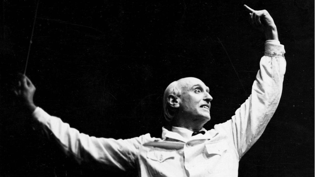 Bildnummer: 60008951 Datum: 03.04.2003 Copyright: imago/United Archives International Victor de Sabata conducting the London Philharmonic Orchestra in a Beethoven Cycle at the Royal Albert Hall May 1947 kbdig 2003 hoch conductor PUBLICATIONxINxGERxSUIxAUTxONLY 60008951 Date 03 04 2003 Copyright Imago United Archives International Victor de Sabata conducting The London Philharmonic Orchestra in a Beethoven Cycle AT The Royal Albert Hall May 1947 Kbdig 2003 vertical Conductor PUBLICATIONxINxGERxSUIxAUTxONLY