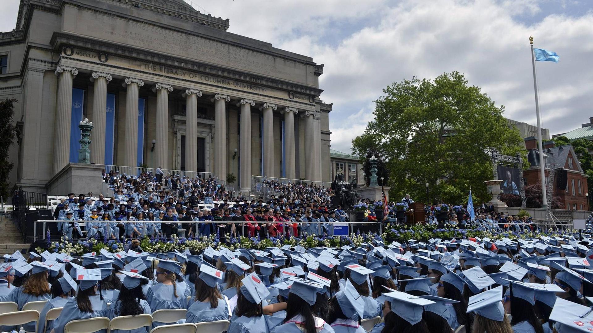Absolventen der Columbia University in New York während einer Abschlussfeier.