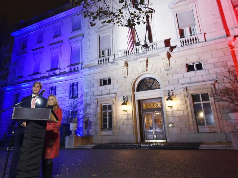 US-Außenminister John Kerry vor der in den französischen Nationalfarben angestrahlten US-Botschaft