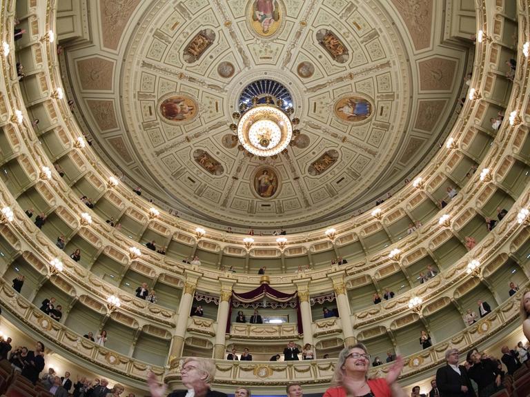Besucher klatschen beim Schlussapplaus am Ende des ersten Konzerts nach der Corona-bedingten Besucherpause in der Semperoper, Dresden.