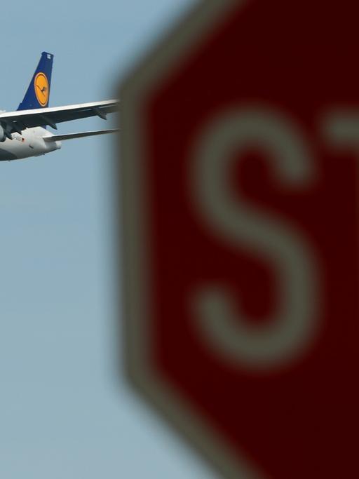 Eine Maschine der Lufthansa ist am 29.09.2014 am Flughafen von Frankfurt am Main (Hessen) nahe eines Stoppschilds im Landeanflug.