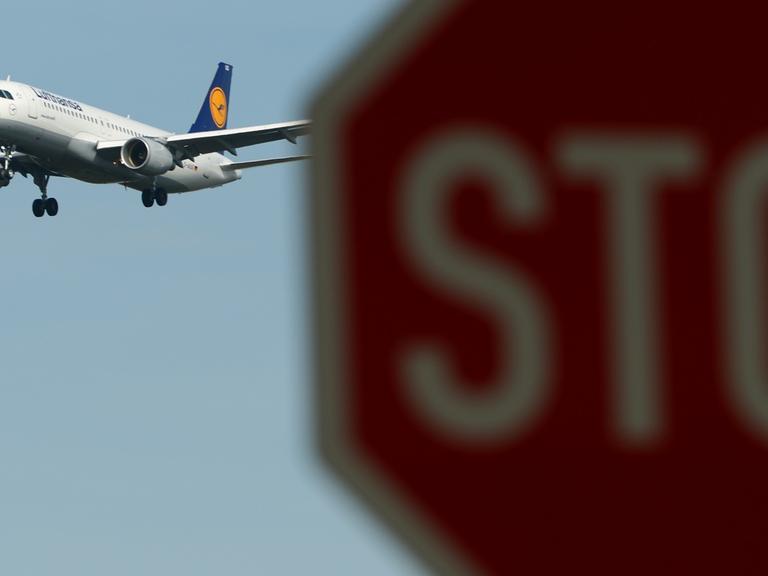 Eine Maschine der Lufthansa ist am 29.09.2014 am Flughafen von Frankfurt am Main (Hessen) nahe eines Stoppschilds im Landeanflug.