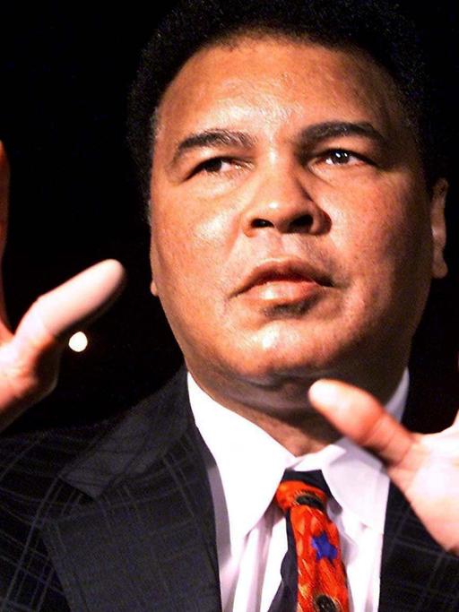 Die US-Boxlegende Muhammad Ali spielt die Rolle eines Zauberers am 15.01.2001 in London bei der Vorstellung des Elektronikspiels 'Knockout Kings 2001'. Das Spiel gehört zu "Playstation2" und kommt im März auf den Markt.