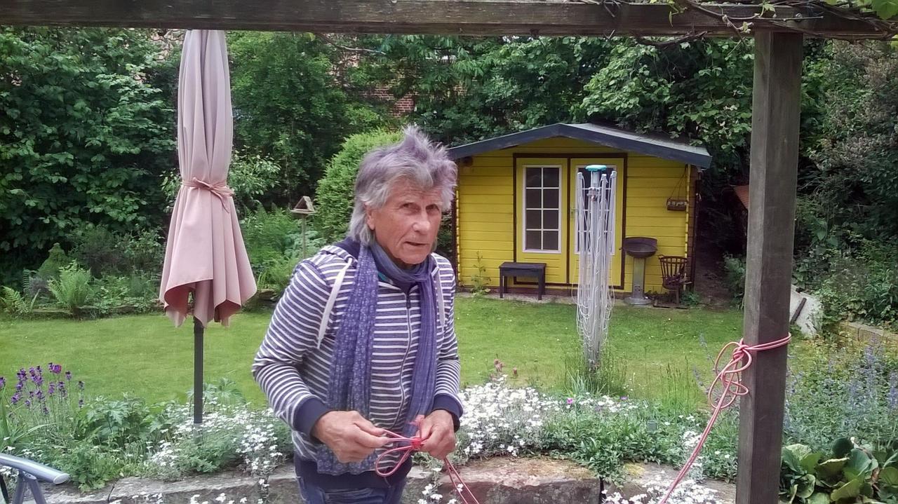 Porträt des achtzigjährigen Stabhochspringers Siegbert Gnoth im Garten