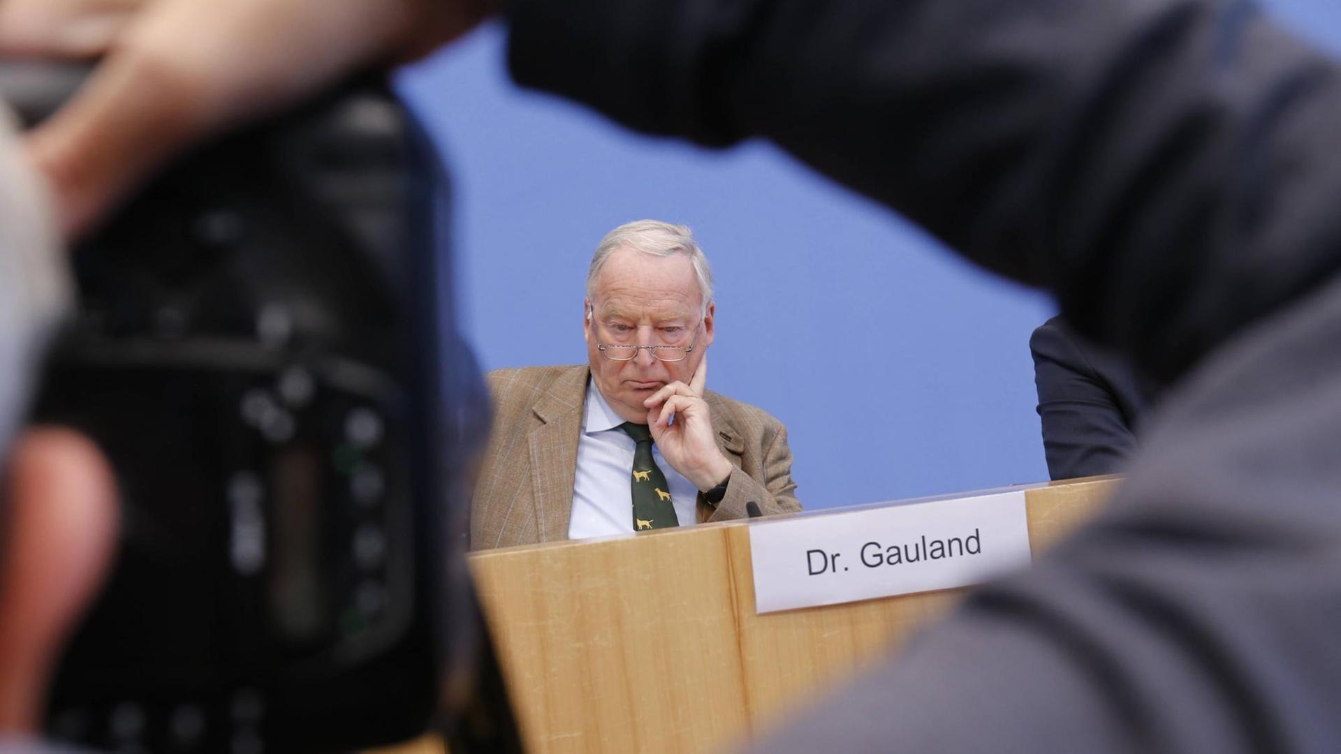 Alexander Gauland, MdB, AfD-Bundessprecher in der Bundespressekonferenz in Berlin. Alexander Gauland, MdB, AfD-Bundessprecher in der Bundespressekonferenz in Berlin.