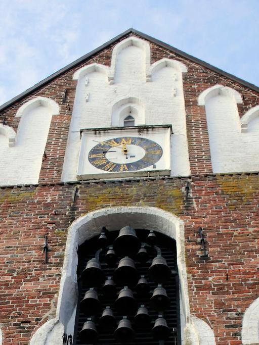Der Glockenturm der evangelisch-lutherischen Ludgeri-Kirche der ostfriesischen Stadt Norden. Er ist von der Kirche durch eine Straße getrennt.