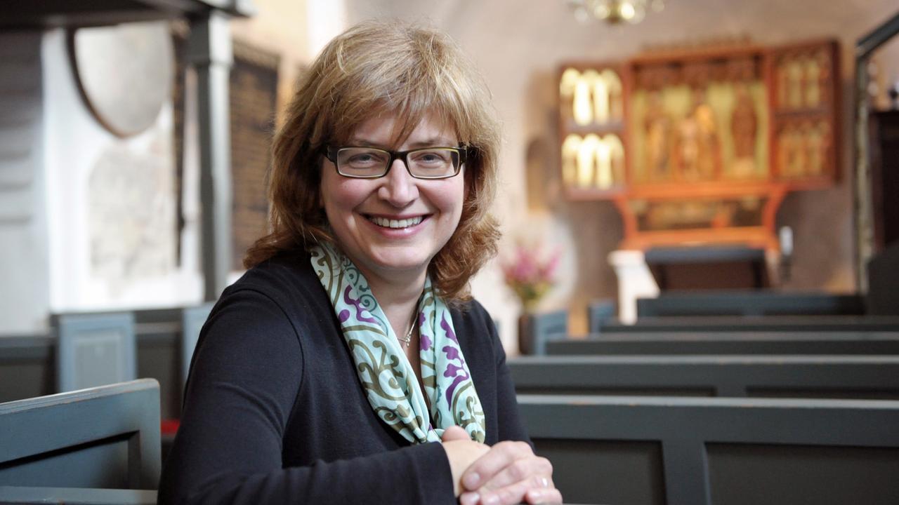 Pastorin Susanne Zingel sitzt am 15.09.2011 in ihrer evangelischen Kirche St. Severin in Keitum auf Sylt. Seit 2005 predigt Susanne Zingel an St. Severin in Keitum auf Sylt und kümmert sich um die Gemeinde.
