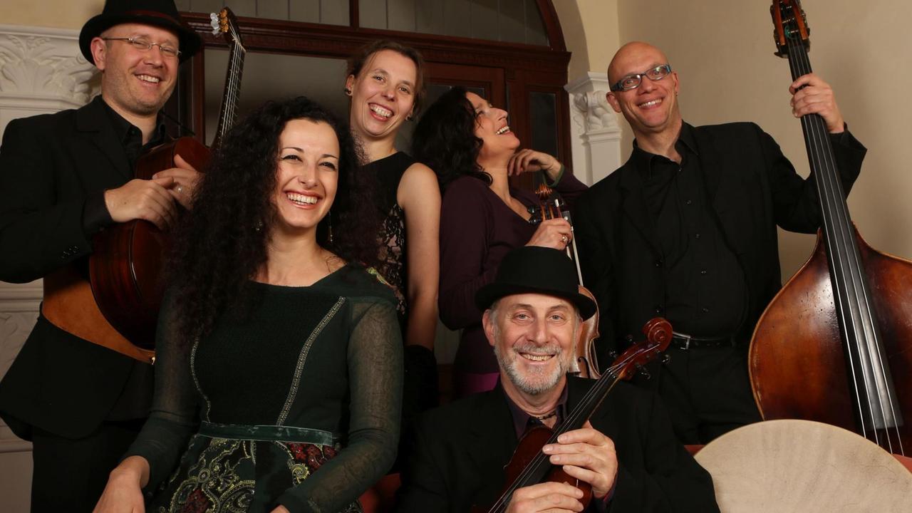 Die Musiker der Formation Voices of Ashkenaz stehen lachend beisammen