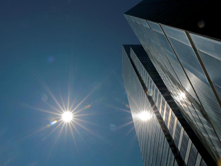 Die Sonne spiegelt sich in der Fassade des Mediapark-Turms in Köln.