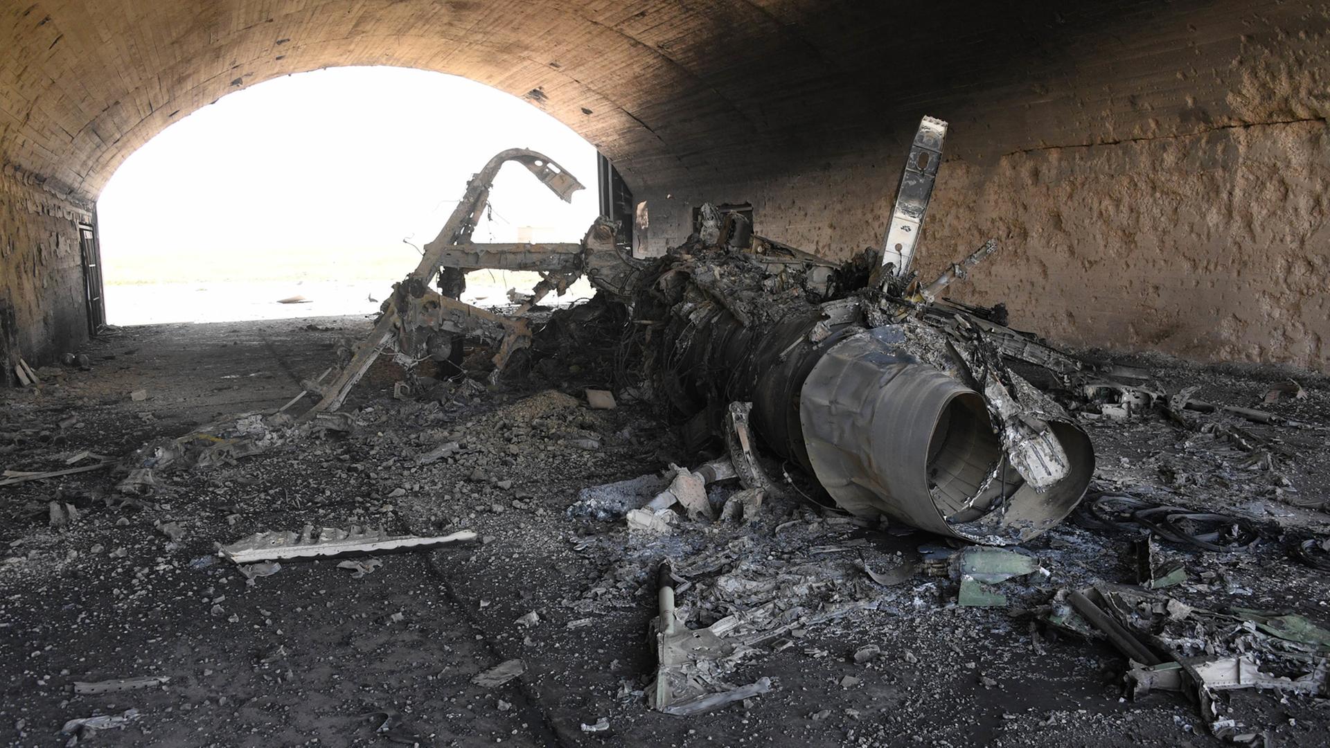 Ein zerstörtes Flugzeug liegt nach dem US-Luftangriff auf einen Luftwaffenstützpunkt der syrischen Armee auf dem Boden.