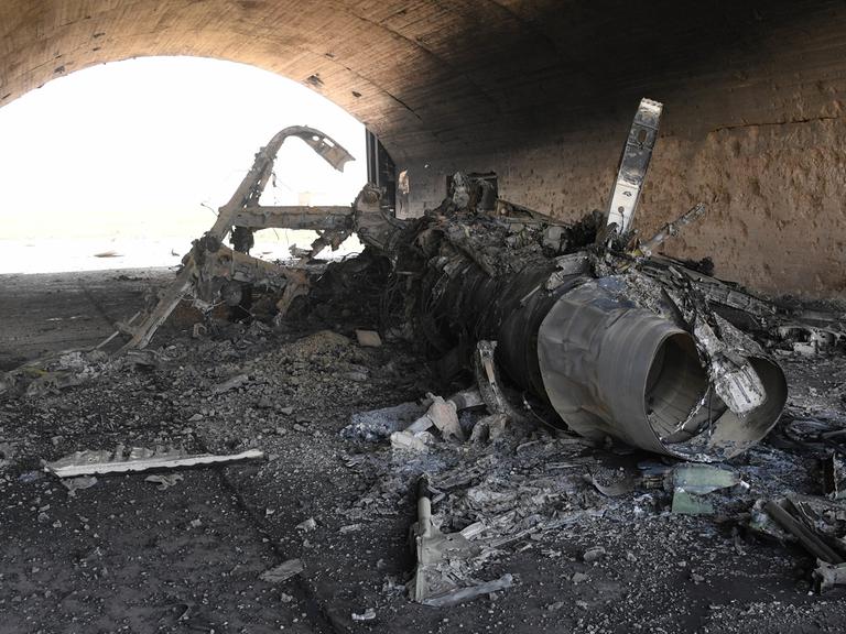 Ein zerstörtes Flugzeug liegt nach dem US-Luftangriff auf einen Luftwaffenstützpunkt der syrischen Armee auf dem Boden.