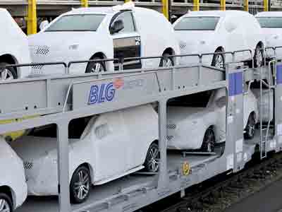 AutoRail - Neuwagen werden auf Schienen für den Export versandt.