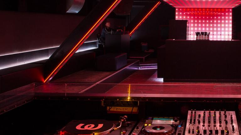 Ein DJ legt vor einem leeren Raum im berliner Techno-Club Watergate auf.