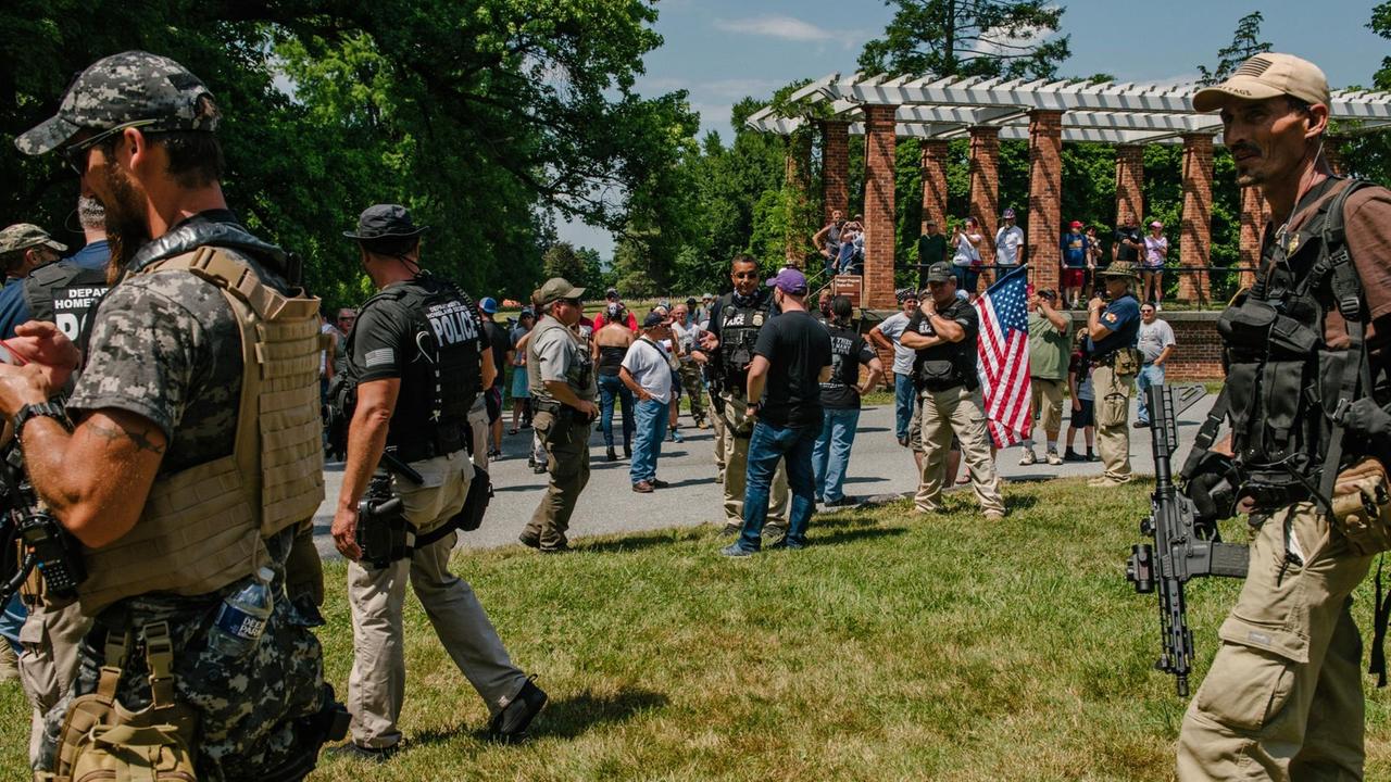 Schwer bewaffnete Nationalisten und Polizisten auf einer Kundgebung im Gettysburg National Military Park.