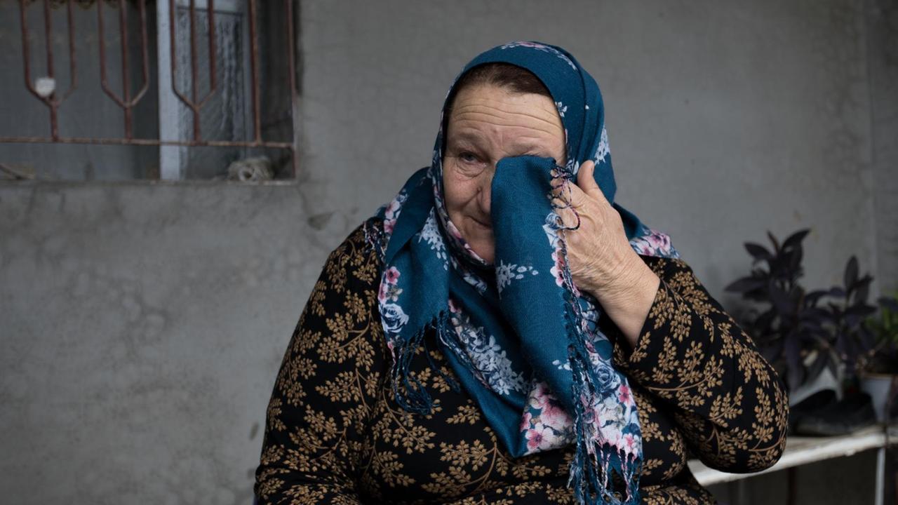 Syrien / Tel Djihan /// Rasmia Hassain (links) weint über die Situation und den Verlust eines Verwandten. Sie lebt im Dorf Tel Djihan, 20 km östlich von Qamischli und nur 600 Meter von der türkischen Grenze entfernt. Die meisten der ehemals 60 Familien flohen vor den türkischen Angriffen. 