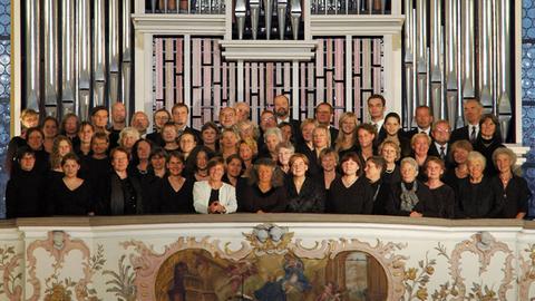Der Motettenchor Schwäbisch Gmünd steht auf der Empore vor der Orgel