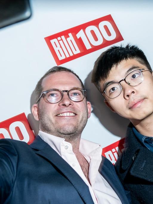 "Bild"-Chefredakteur Julian Reichelt macht ein Selfie mit Joshua Wong, Demokratie-Aktivist der Proteste in Hongkong, bei dessen Eintreffen zur Bild100-Party mit Persönlichkeiten aus Politik, Gesellschaft und Sport.
