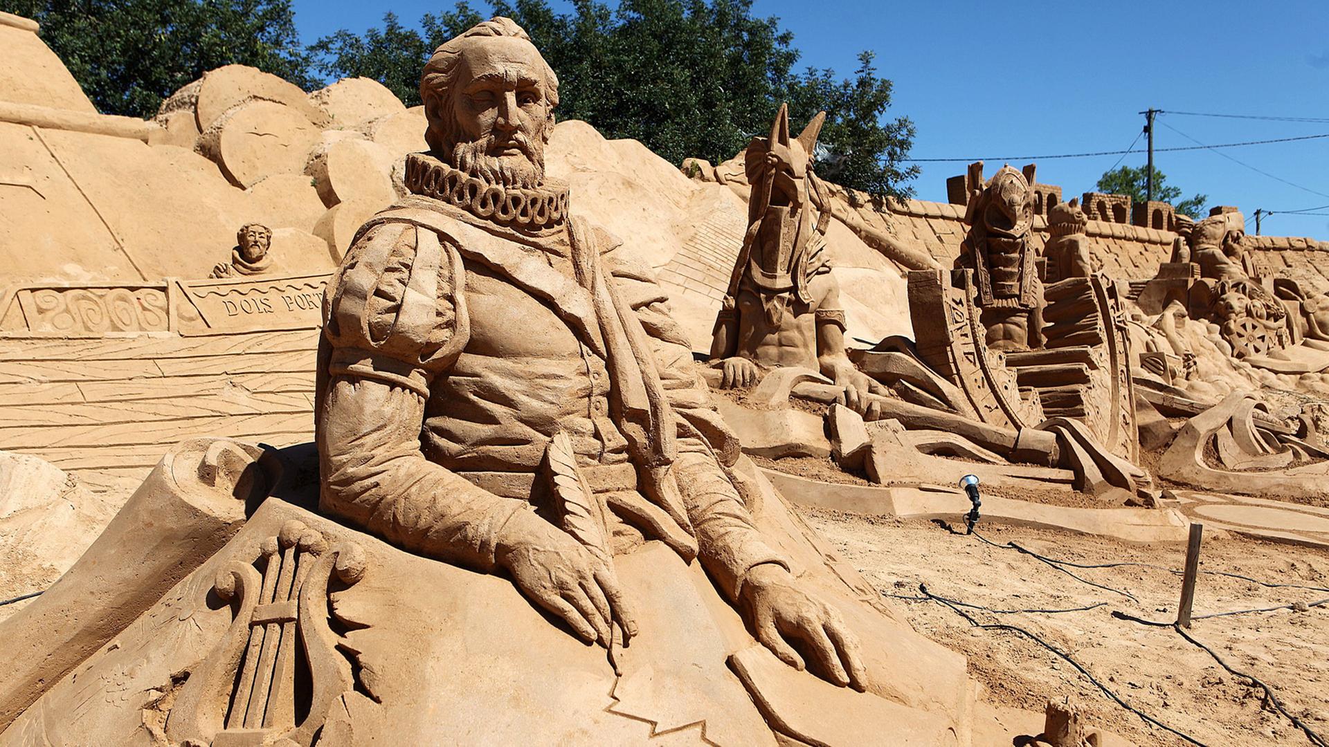 Eine Sand-Skulptur des portugiesischen Nationaldichters Luis de Camoes, aufgenommen beim International Sand Sculpture Festival in Armacao de Pera, Portugal am 23 Mai 2012.