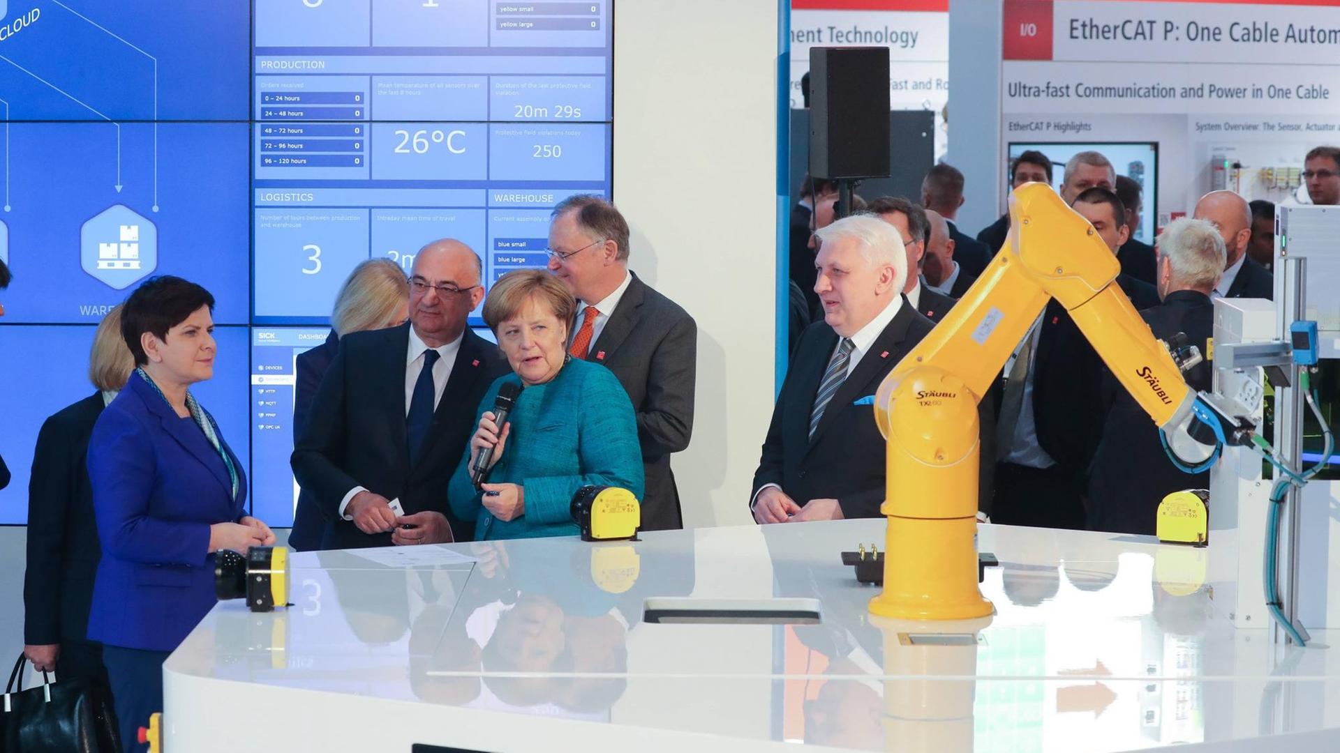 Bundeskanzlerin Angela Merkel und die polnische Ministerpräsidentin Beata Szydlo beim Eröffnungsrundgang auf der Hannover Messe auf dem Messegelände in Hannover. Am Stand der Firma Sick Sensor Intelligence.