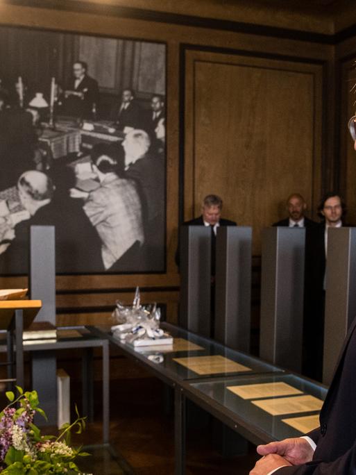 Bundespräsident Frank-Walter Steinmeier blickt sich im Verfassungszimmer vom Verfassungsmuseum im Augustiner-Chorherrenstift auf der Chiemsee-Insel Herrenchiemsee (Bayern) um