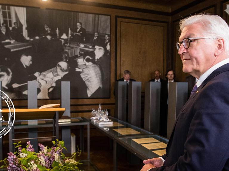 Bundespräsident Frank-Walter Steinmeier blickt sich im Verfassungszimmer vom Verfassungsmuseum im Augustiner-Chorherrenstift auf der Chiemsee-Insel Herrenchiemsee (Bayern) um