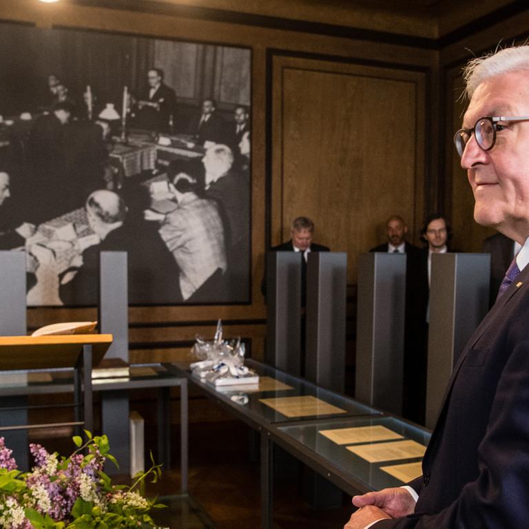 Bundespräsident Frank-Walter Steinmeier blickt sich im Verfassungszimmer vom Verfassungsmuseum im Augustiner-Chorherrenstift auf der Chiemsee-Insel Herrenchiemsee (Bayern) um