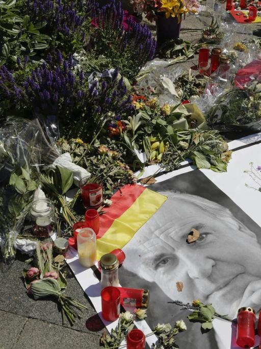 Vor dem Haus des früheren Bundeskanzlers Helmut Kohl haben Passanten Blumen niedergelegt. Oggersheim, 19.6.2017.